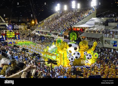  2014 브라질 FIFA 월드컵: 현대 축구 역사에 새겨진 좌절과 성장의 이야기